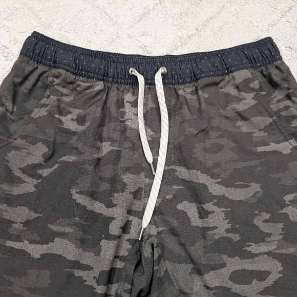 Vuori Shorts Mens M Black Camo Watercolor Kore Unlined Train Casual 7.5” - Picture 2 of 7